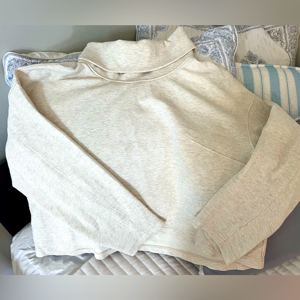 Lululemon sweatshirt
Cropped length 
Turtleneck
never worn
Smoke free home